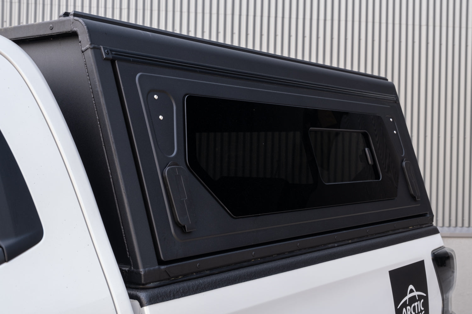 Hardtop Alu-Cab Contour Isuzu D-Max 2020 à Présent Double Cab sur Xperts4x4 Accessoires 4x4 Off-Road