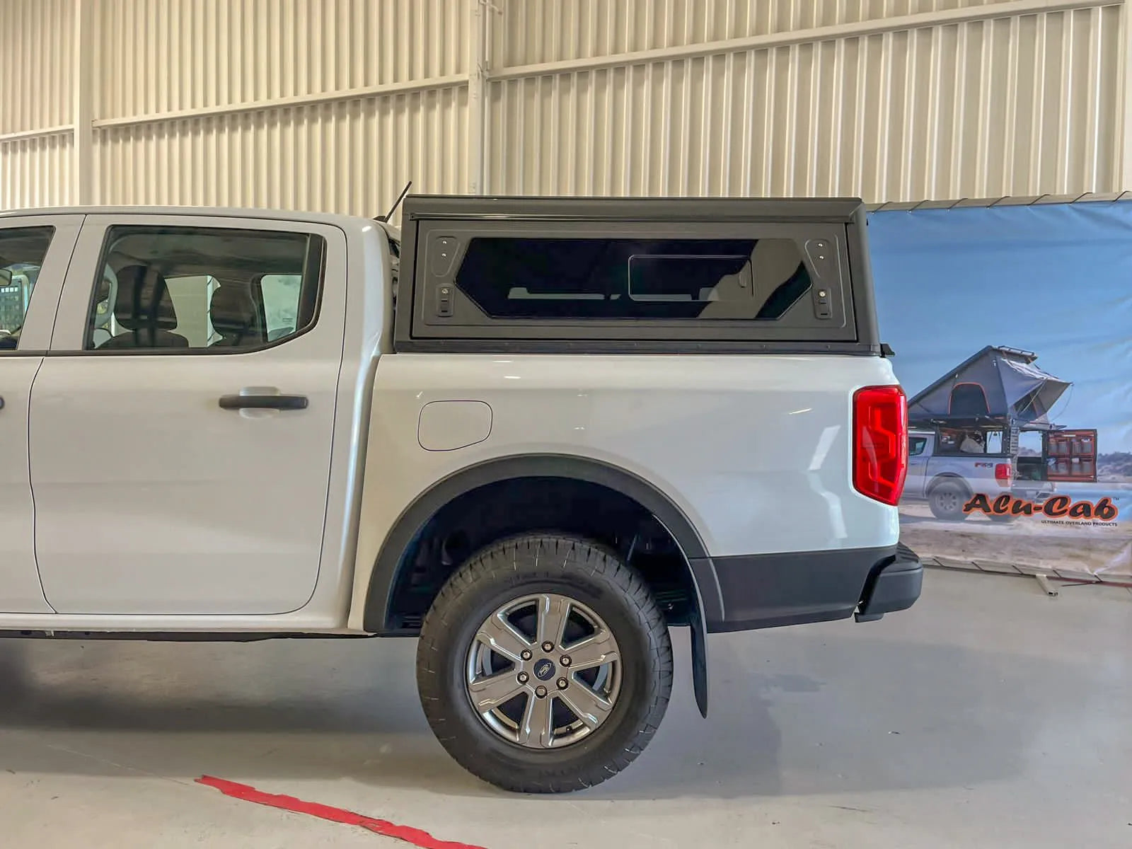 Hardtop Alu-Cab Contour Mitsubishi L200 2016-Present Double Cab sur Xperts4x4 Accessoires 4x4 Off-Road