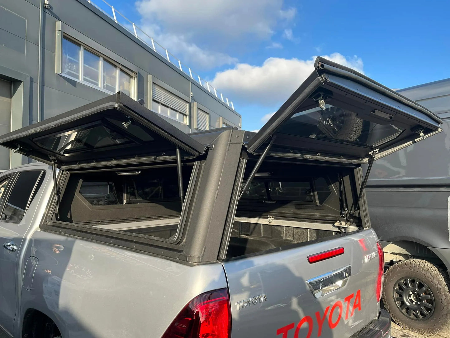 Hardtop Alu-Cab Contour Toyota Hilux 2016 à Présent sur Xperts4x4 Accessoires 4x4 Off-Road
