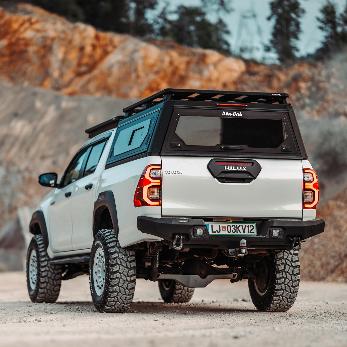 Hardtop Alu-Cab Contour Toyota Hilux 2016 à Présent sur Xperts4x4 Accessoires 4x4 Off-Road