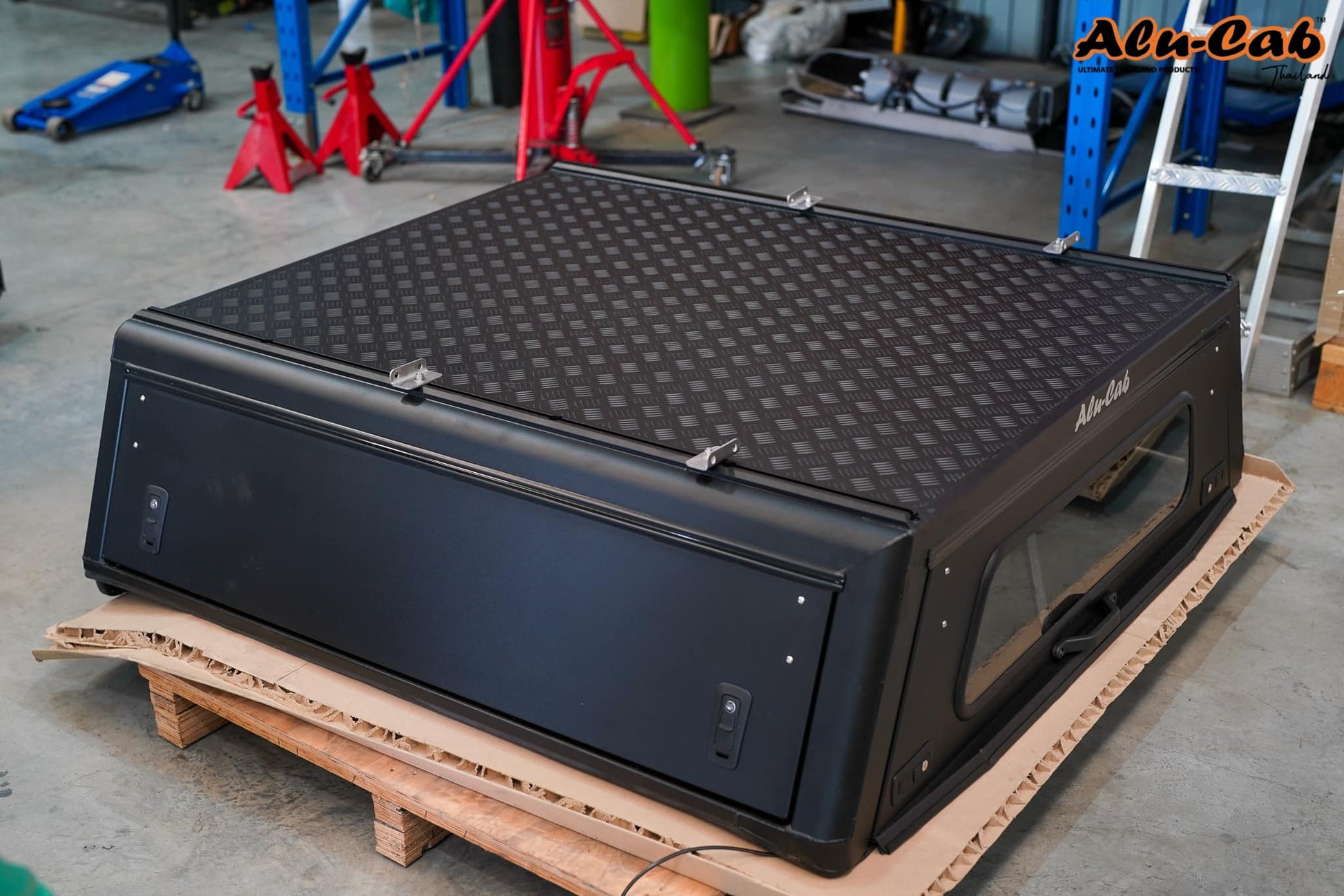 Hardtop Alu-Cab Explorer 3 Mitsubishi L200 2016+ sur Xperts4x4 Accessoires 4x4 Off-Road