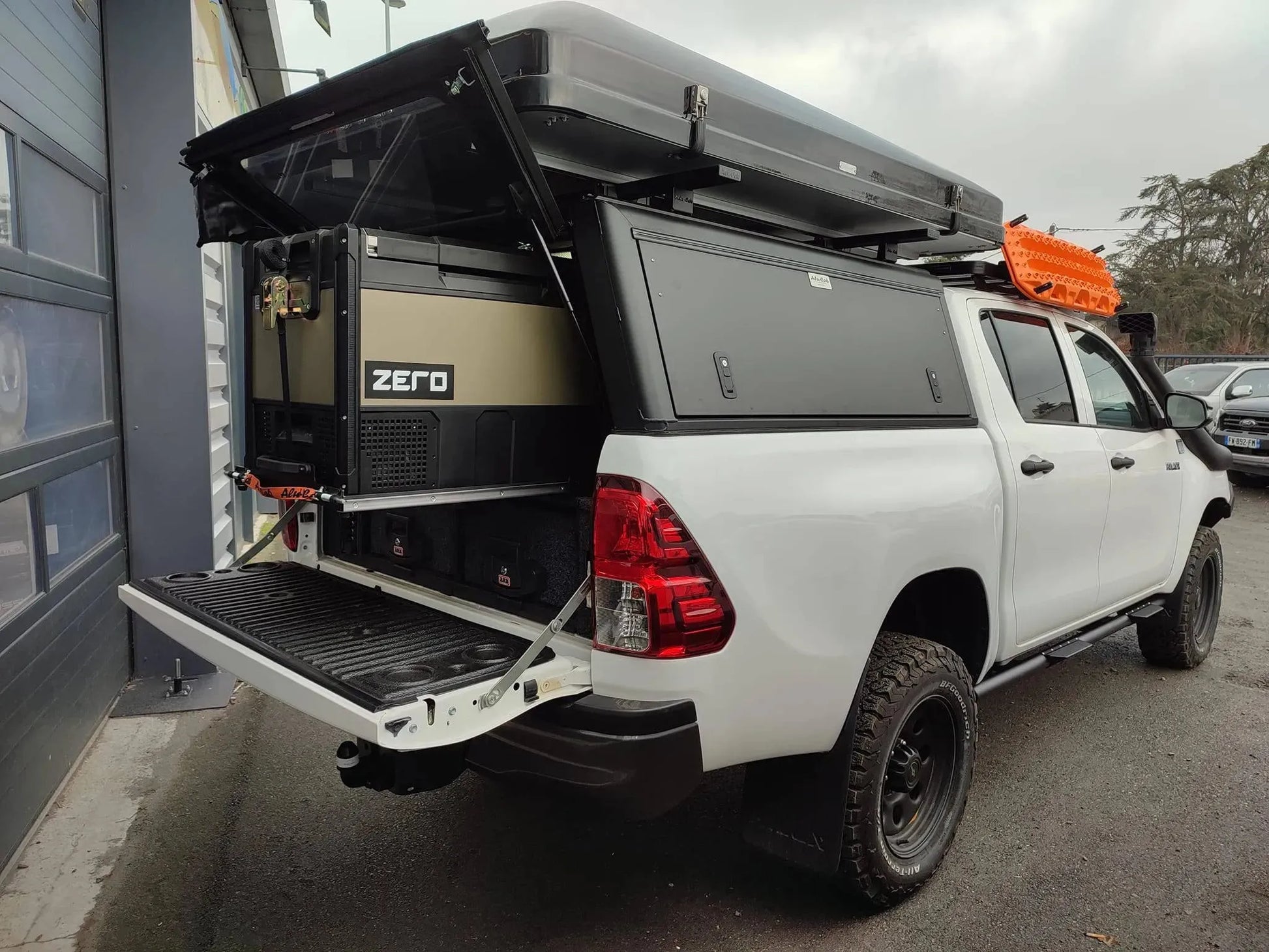 Hardtop Alu-Cab Explorer 3 Toyota Hilux 2005 à 2015 - Noir sur Xperts4x4 Accessoires 4x4 Off-Road