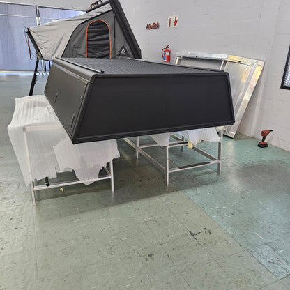 Hardtop Alu-Cab pour Ford Ranger 2023+ cabine simple, finition noire, robuste et adapté à l'exploration tout-terrain.