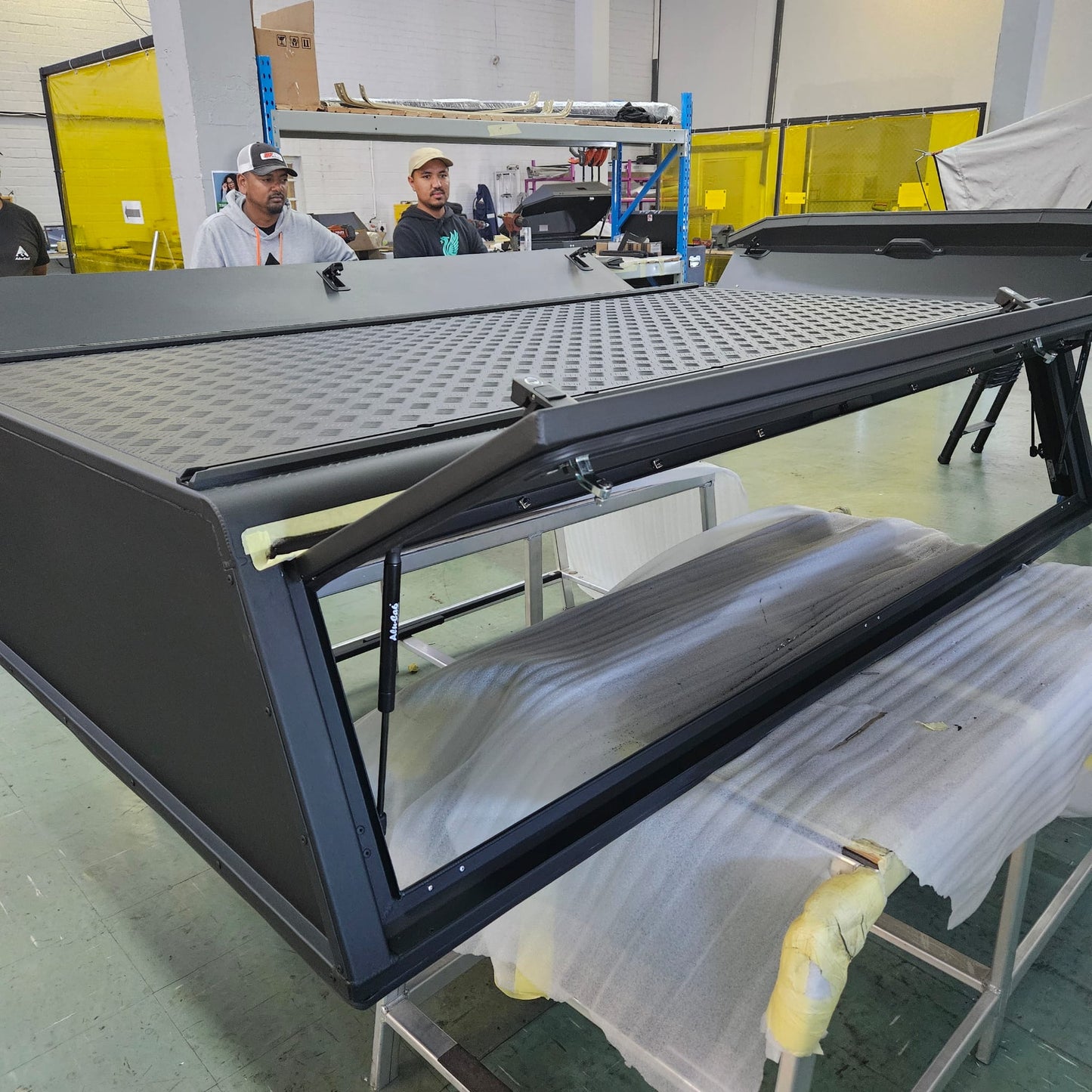 Hardtop Alu-Cab pour Ford Ranger 2023+ à cabine simple, noir, robuste et conçu pour explorer, adapté aux modèles Explorer