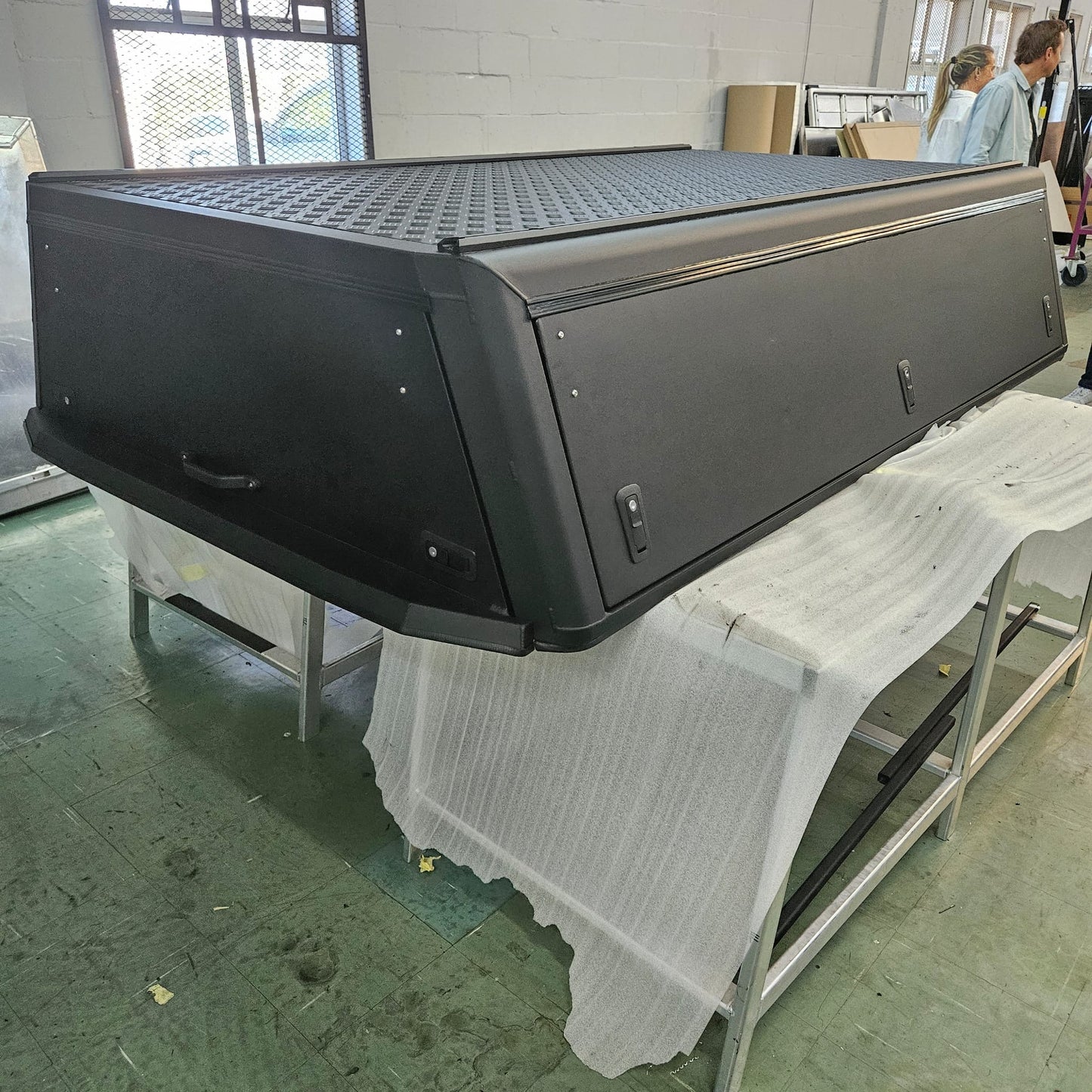 Hardtop Alu-Cab noir pour Ford Ranger 2023+ cabine simple, robuste et élégant, idéal pour l'aventure.