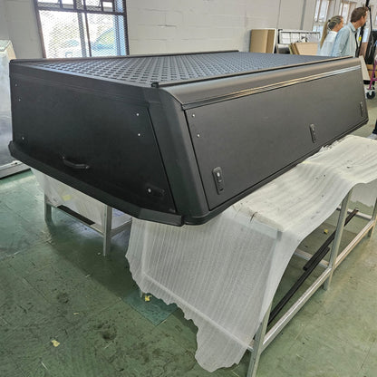 Hardtop Alu-Cab noir pour Ford Ranger 2023+ cabine simple, robuste et élégant, idéal pour l'aventure.