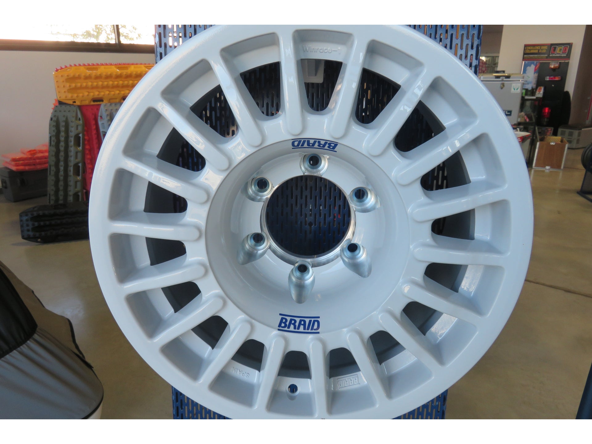 Jantes en aluminium BRAID Winrace blanches 7x16 pouces, 6x139.7 mm, ET20, pour véhicule tout-terrain.