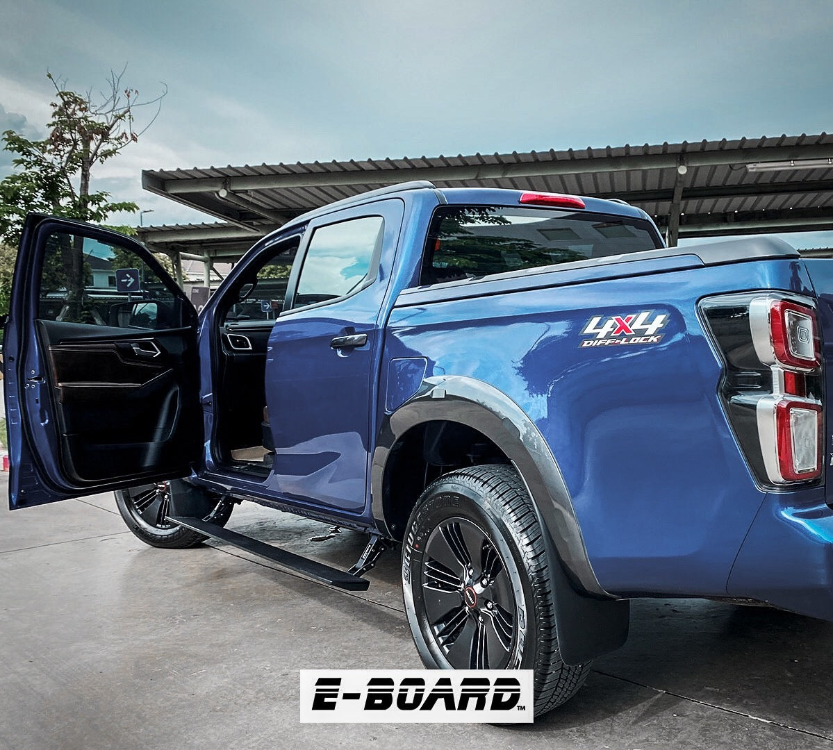 Marche-Pieds Electriques T-MAX Isuzu D-Max 2014-19 Double-Cab | E-Board sur Xperts4x4 Accessoires 4x4 Off-Road