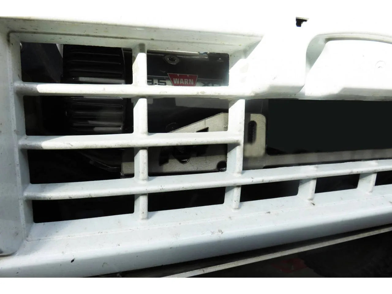 Platine de Treuil Mitsubishi Pajero 4 sur Pare-choc d'Origine sur Xperts4x4 Accessoires 4x4 Off-Road