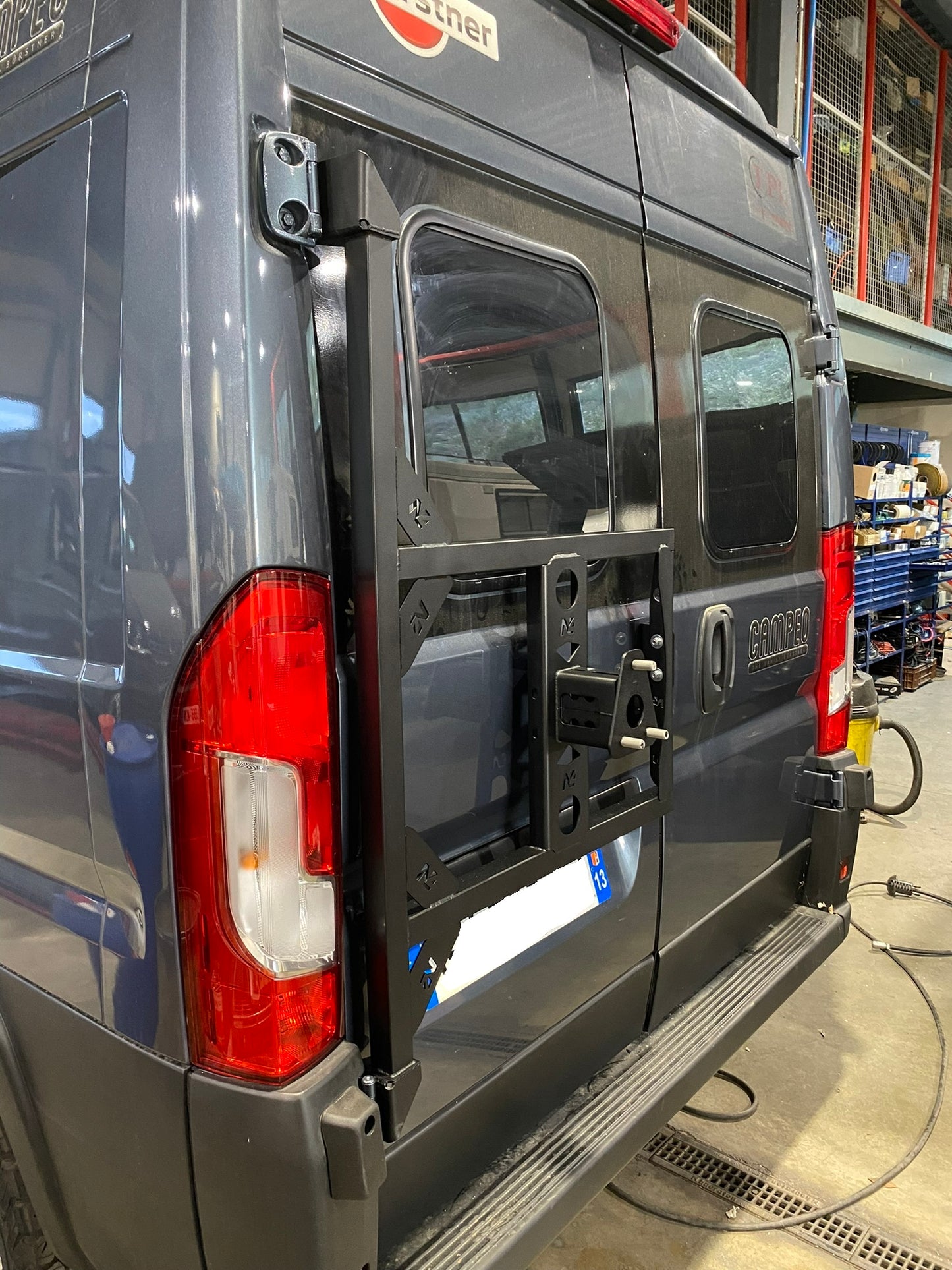 Porte roue de secours en inox N4 OFFROAD fixé sur porte arrière gauche d’un Fiat Ducato Campeo, robuste et résistant.