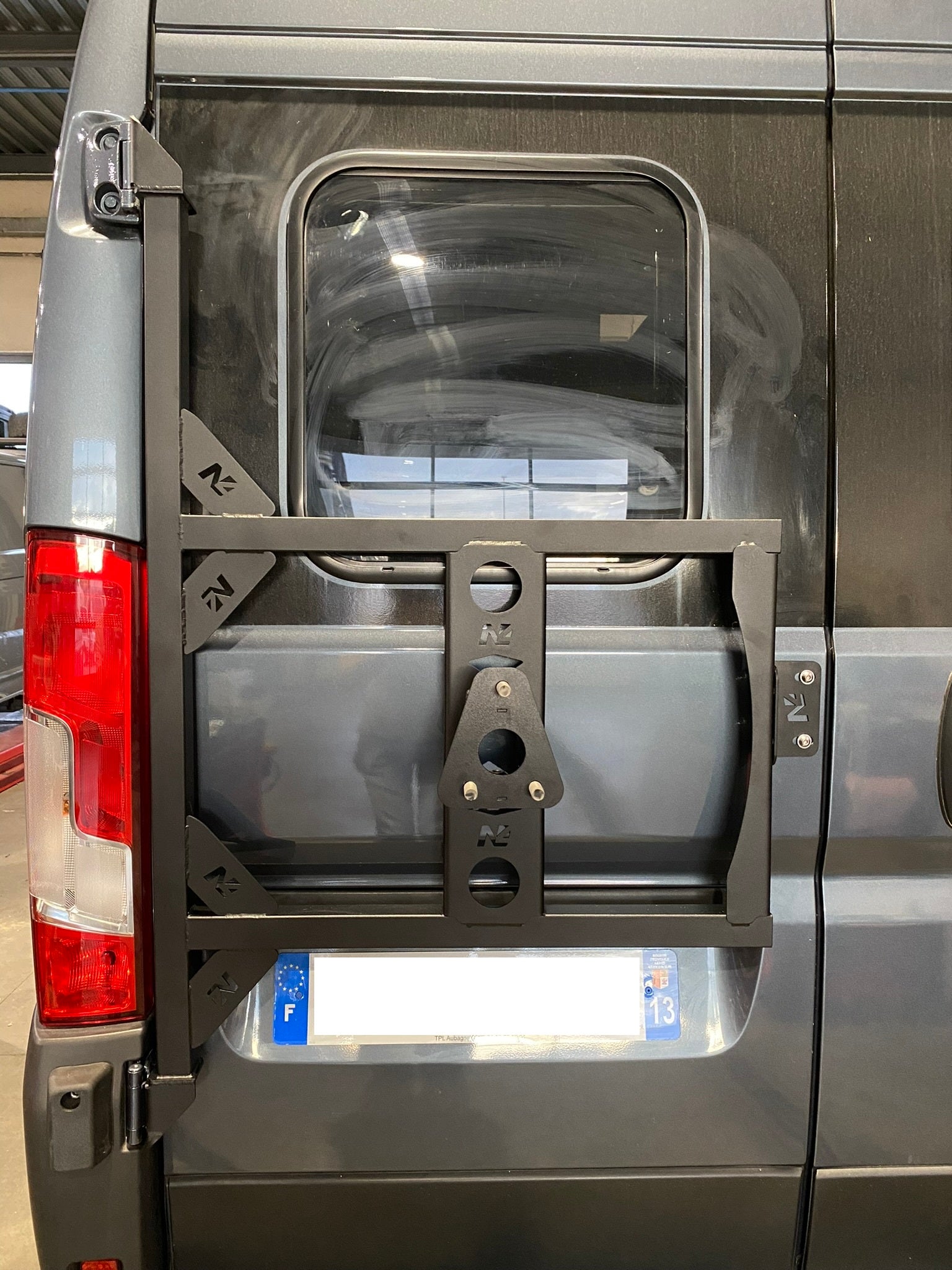 Porte roue de secours en inox N4 OFFROAD sur porte arrière gauche d'un Fiat Ducato Campeo, robuste et adaptée à l'offroad.