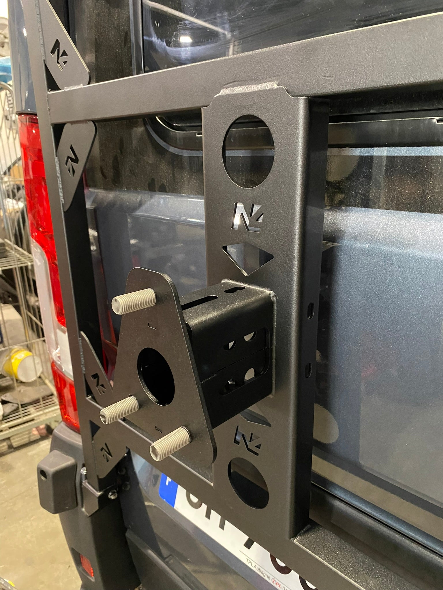 Porte roue de secours en inox N4 OFFROAD sur porte arrière gauche d'un Fiat Ducato Campeo, robuste et résistant.