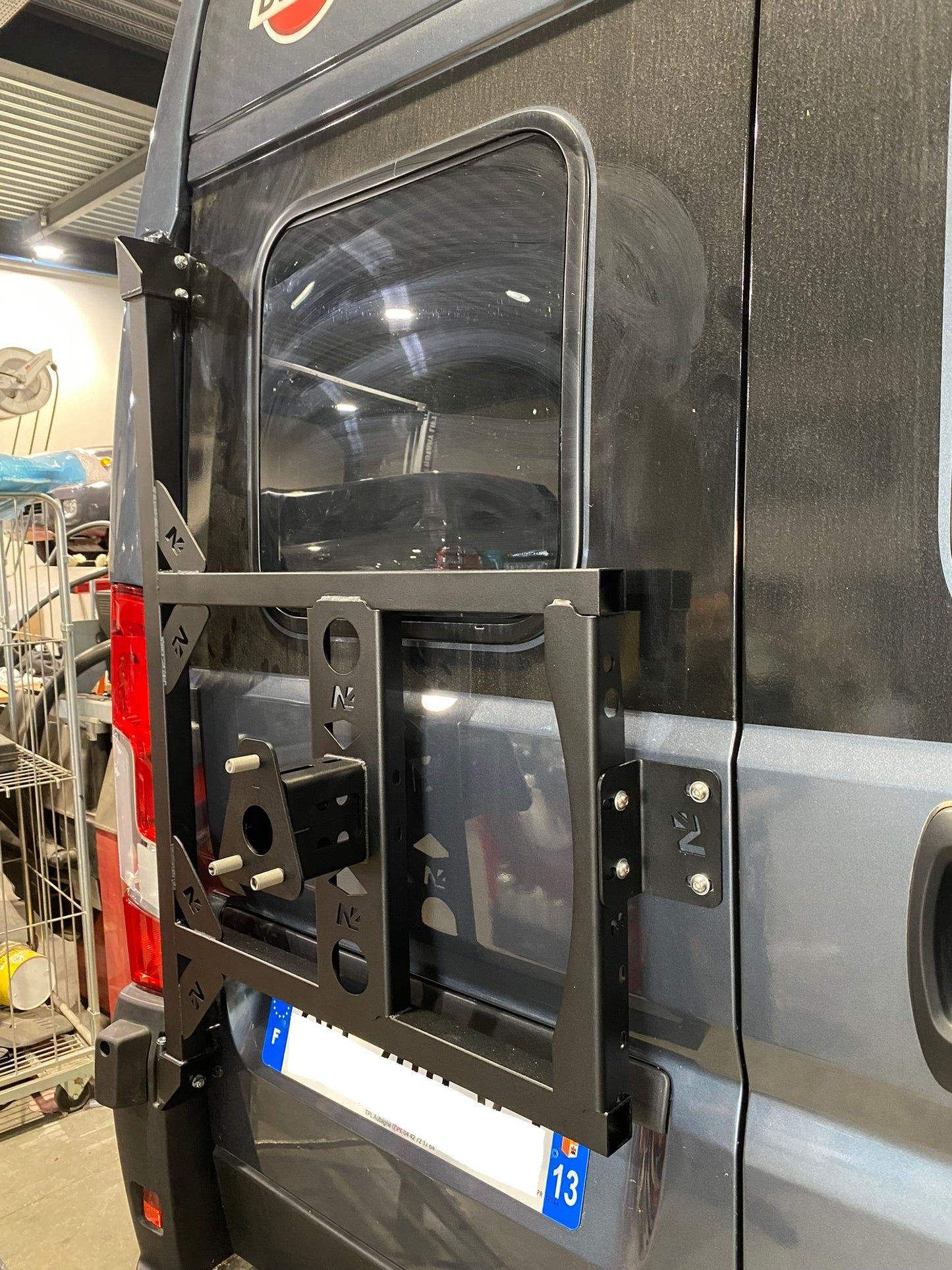 Porte roue de secours en inox N4 OFFROAD fixée sur la porte arrière gauche d'un Fiat Ducato Campeo.