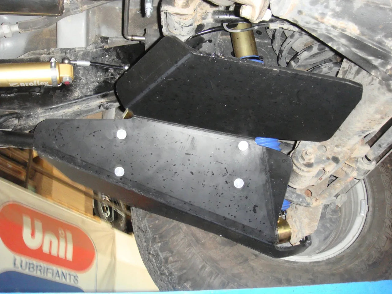 Protection Amortisseurs Arrière PEHD 8mm Toyota LC 80/100/105 sur Xperts4x4 Accessoires 4x4 Off-Road