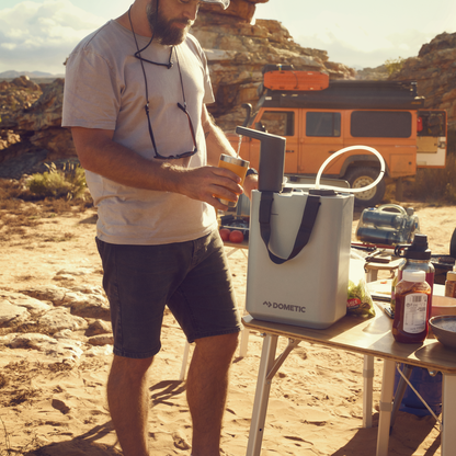 Réservoir d’Eau DOMETIC GO 11L avec Robinet - Glacier sur Xperts4x4 Accessoires 4x4 Off-Road