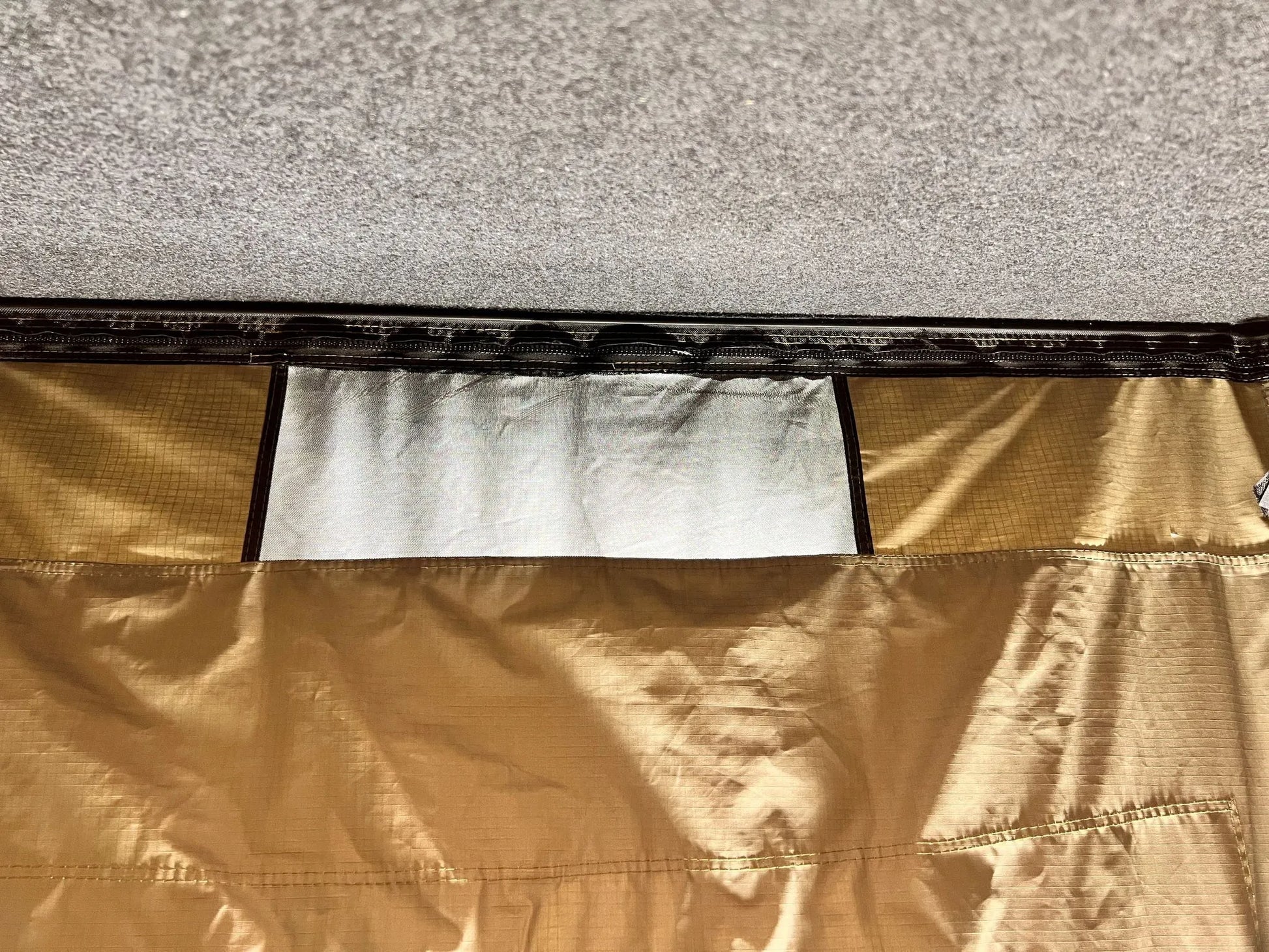 Tente de toit BOSS avec barres de toit | Campboss 4x4 | 2330mm x 1480mm sur Xperts4x4 Accessoires 4x4 Off-Road